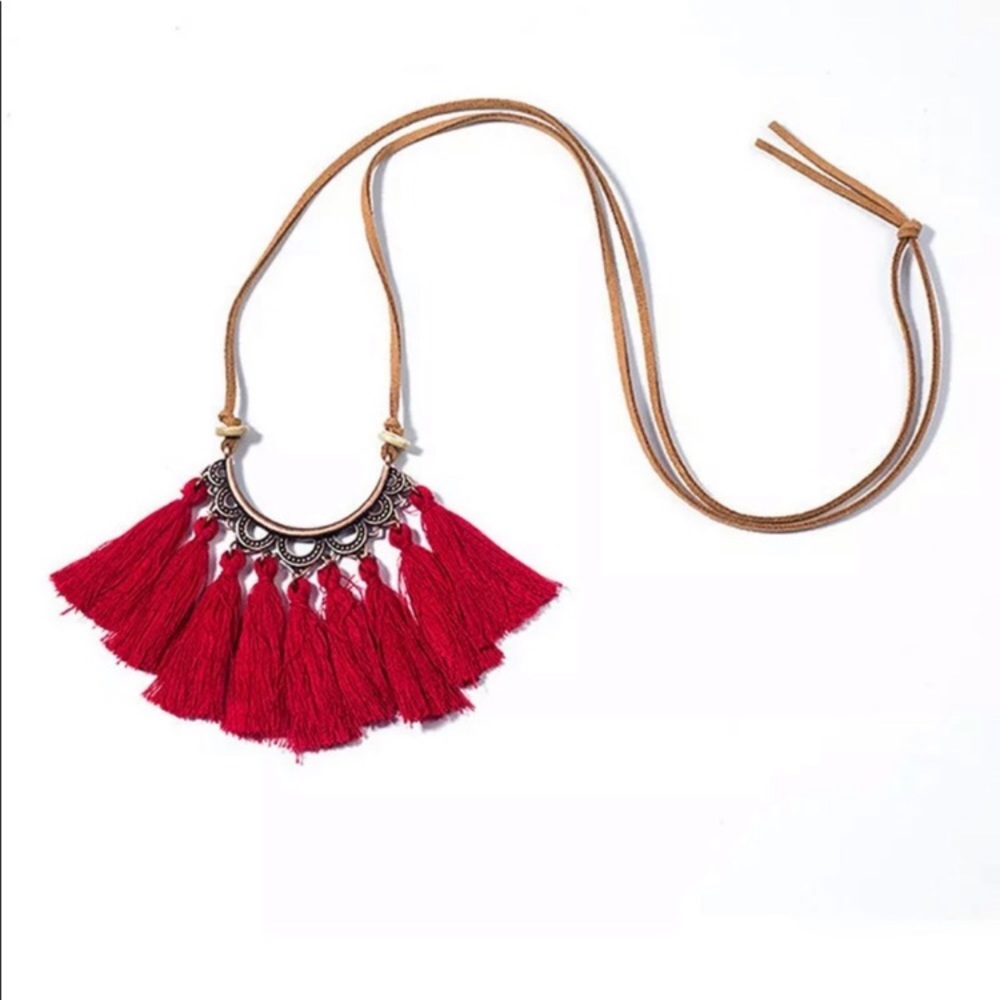 New! Beautiful tassel necklace!